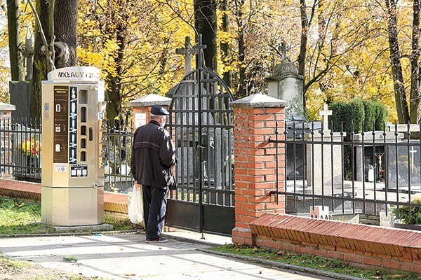 ▼	Cmentarz Salwatorski, zamknięty rok temu z powodu obostrzeń na czas uroczystości Wszystkich Świętych.