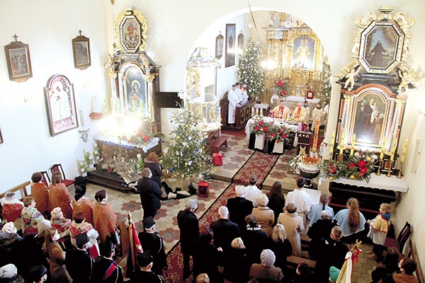Biskup Leszek Leszkiewicz poświęcił także odnowione w ostatnich latach dwa barokowe ołtarze boczne,  chrzcielnicę, ambonę i organy.