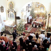 Biskup Leszek Leszkiewicz poświęcił także odnowione w ostatnich latach dwa barokowe ołtarze boczne,  chrzcielnicę, ambonę i organy.