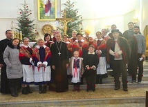 Niektórzy z powroźniczan ubrali się w stroje regionalne.