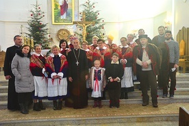 Niektórzy z powroźniczan ubrali się w stroje regionalne.