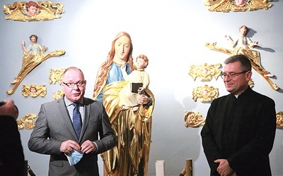 Ksiądz Jerzy Jurkiewicz i dyrektor Robert Ślusarek na otwarciu wystawy.