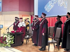 	Święto uczelni rozpoczęło się w Auli im. dr Józefa Lisaka – patron był pierwszym dyrektorem i wykładowcą przyszłego UE.
