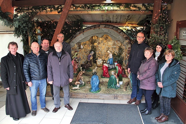 	Większość budowniczych obu stajenek oraz głosujący w konkursie: od lewej ks. Stanisław Czempka, Krzysztof Folwarczny, Zbigniew Liszka, Eugeniusz Mitko, Grzegorz Matuszek, Marek Nowak, Tatiana Liszka, Weronika Tront i Stefania Czech. 