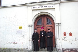 ▲	Kirkut odwiedził biskup legnicki.