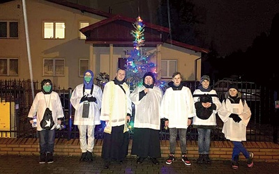◄	W parafii  św. Stanisława kapłani wraz z ministrantami przemierzają konkretne ulice, błogosławiąc z zewnątrz domy i bloki.