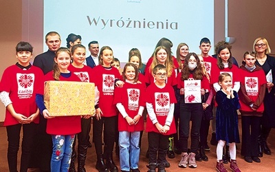 ▲	Organizacja doceniła zarówno pojedynczych ludzi niosących pomoc, jak i szkolne koła.