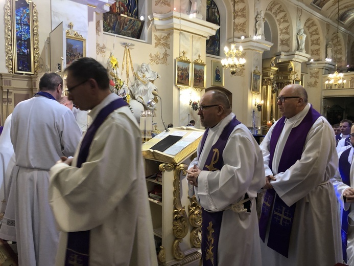 Ostatnie pożegnanie śp. ks. kan. Tadeusza Krzyżaka w Bielsku-Białej Hałcnowie