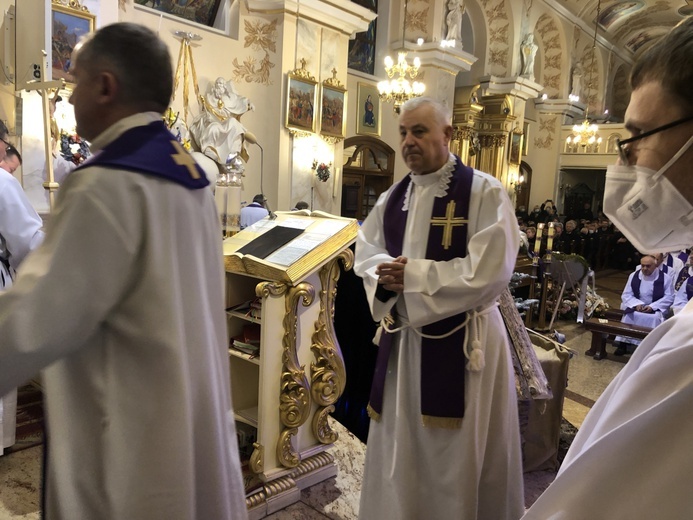 Ostatnie pożegnanie śp. ks. kan. Tadeusza Krzyżaka w Bielsku-Białej Hałcnowie