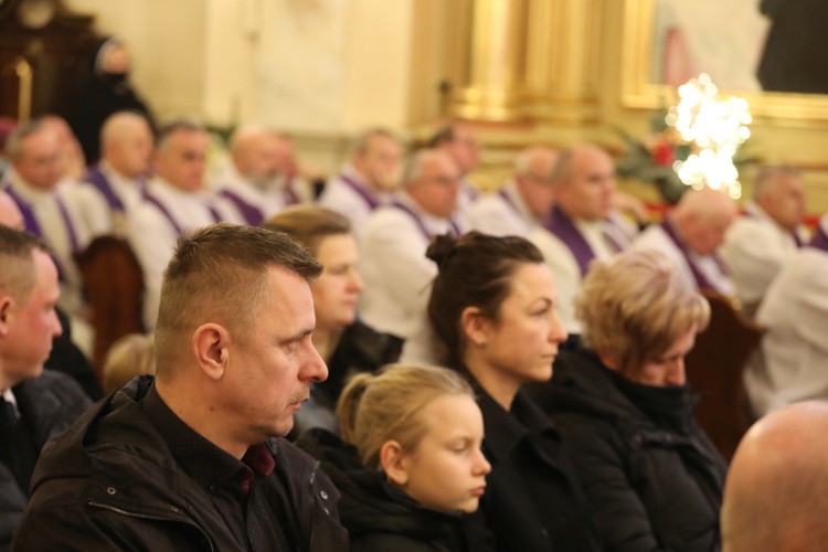 Ostatnie pożegnanie śp. ks. kan. Tadeusza Krzyżaka w Bielsku-Białej Hałcnowie