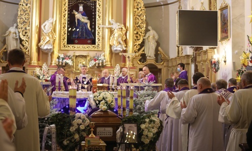 Wokół trumny zgromadzili się liczni kapłani diecezji bielsko-żywieckiej i archidiecezji krakowskiej.