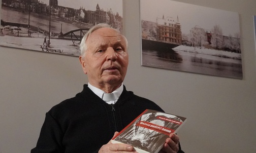 Kwiaty pośród bomb. Dziennik zakrystianki katedralnej