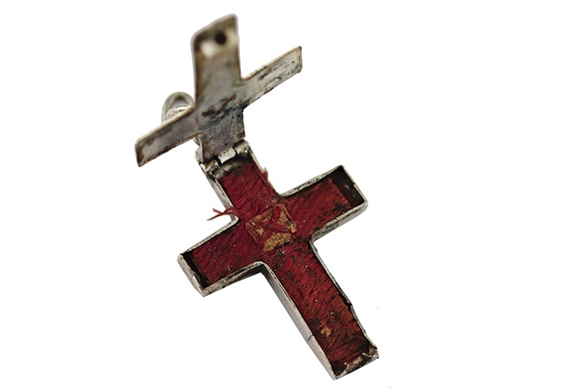 Krzyż-relikwiarz.