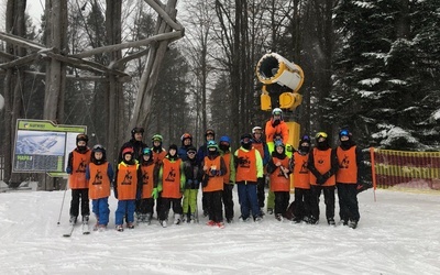 Uczestnicy półkolonii na nartach.