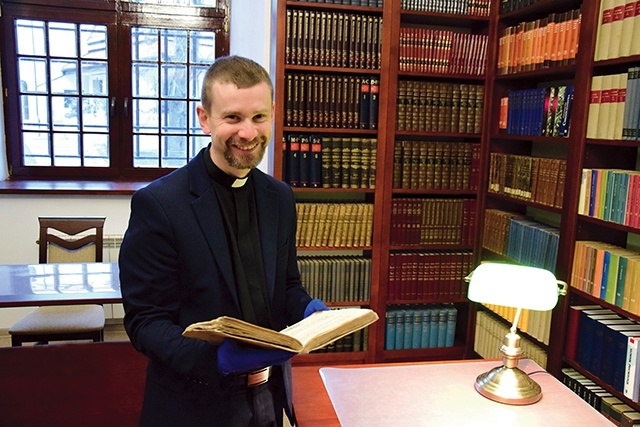 Ksiądz Piotr Tylec zapowiada kolejne prace konserwatorskie starych książek.