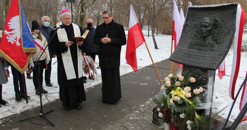 Ks. Jan Macha na płaskorzeźbie w Katowicach