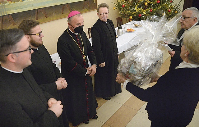 Ordynariusz otrzymał słodki upominek: sanie z rzemieślniczo wykonanym piernikiem.