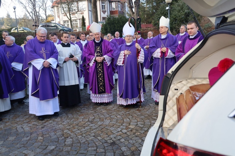 Polanica-Zdrój. Pożegnanie i eksporta ciała ks. Antoniego Kopacza