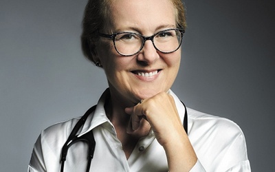 Dr Elżbieta Pyrkosz-‑Cifonelli, internista, kardiolog, geriatra.