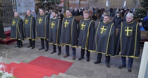 W szeregi rycerzy św. Jana Pawła II włączono ośmiu mężczyzn, w tym 7 z tumskiej parafii. 