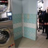 Skandal na otwarciu pralni dla potrzebujących. Biskup nie mógł jej poświęcić, bo firma Henkel zabroniła