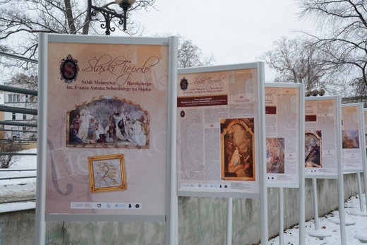 "Śląski Tiepolo" przed gmachem MBP w Opolu