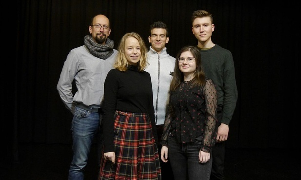 Muzycy zespołu Ahawa obchodzą piąte urodziny swojej grupy: Ewelina Knopek - wokalistka, Wiktoria Krótki - skrzypaczka i wokalistka, Michał Malinowski - cajonista, Bartłomiej Kołacz - gitarzysta i Jan Probosz - pianista.
