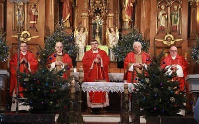 Na Eucharystii zgromadzili się kapłani z trzech dekanatów (Żyrardów, Mszczonów i Wiskitki) wchodzących w skład tzw. rejonu żyrardowskiego. 