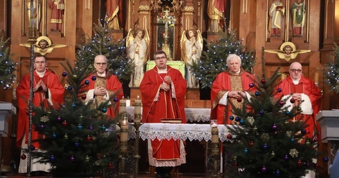 Na Eucharystii zgromadzili się kapłani z trzech dekanatów (Żyrardów, Mszczonów i Wiskitki) wchodzących w skład tzw. rejonu żyrardowskiego. 