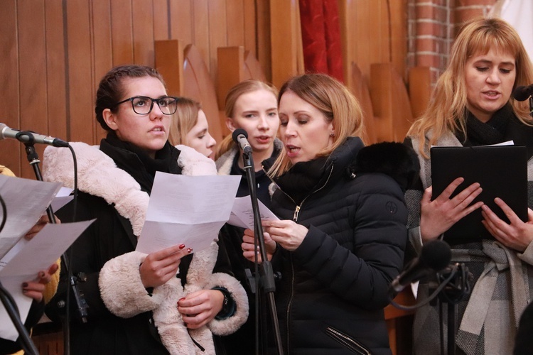 Jednym z pierwszych widocznych owoców synodu była muzyczna oprawa liturgii, którą przygotowały połączone schole parafialne. 