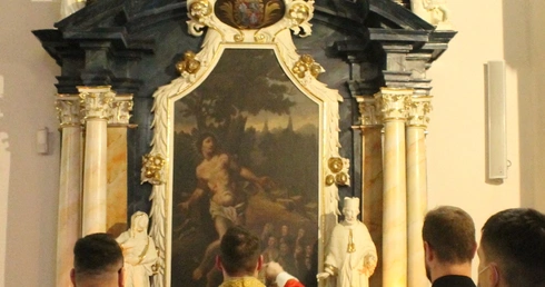 Polkowice. Przy ołtarzu św. Sebastiana