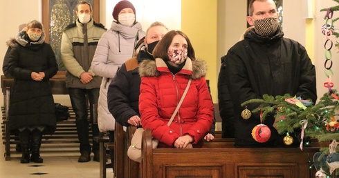 Modlitwę w kościele Świętej Rodziny rozpoczęli w styczniu ubiegłego roku. W pierwszej ławce Ewelina i Michał Podlewscy.