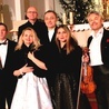 Z proboszczem od lewej stoją: Karol Lizak, Dorota Ritz, Robert Grudzień, Anna Lasota, Bogdan Kierejsza.