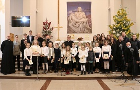 Schola i zespół z bp. Markiem Solarczykiem i duszpasterzami.