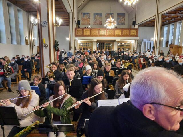 Podczas Mszy św. o 10.00 o oprawę liturgii zadbały dwie orkiestry.