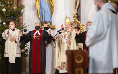 Na zakończenie nabożeństwa duchowni wspólnie pobłogosławili wiernych