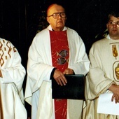 Msza św. pod przewodnictwem bp. Edwarda Materskiego. Z lewej ks. Karl-Heinz Haus, z prawej ks. Stanisław Pindera.