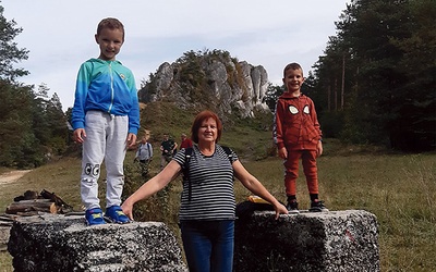 ▲	Anna Kącka z wnukami uwielbia zdobywać górskie szczyty, zwiedzać historyczne obiekty, odkrywać nowe miejsca, a przede wszystkim spędzać czas.