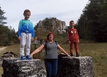 ▲	Anna Kącka z wnukami uwielbia zdobywać górskie szczyty, zwiedzać historyczne obiekty, odkrywać nowe miejsca, a przede wszystkim spędzać czas.