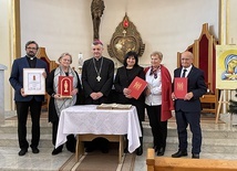 	Podczas uroczystości w kaplicy kurii:  (od lewej) ks. Piotr Hoffmann, Lidia Greń--Wajdzik, bp Roman Pindel, Genowefa Śleziak, Anna Dziedzic i Krzysztof Czarnota.