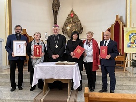 	Podczas uroczystości w kaplicy kurii:  (od lewej) ks. Piotr Hoffmann, Lidia Greń--Wajdzik, bp Roman Pindel, Genowefa Śleziak, Anna Dziedzic i Krzysztof Czarnota.