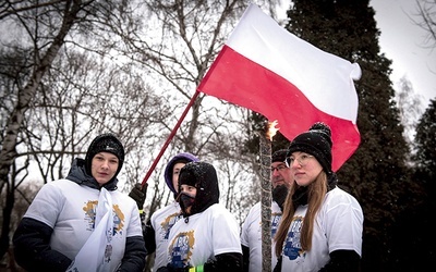 	Uczestnicy sztafety przekazywali sobie światło pokoju. 