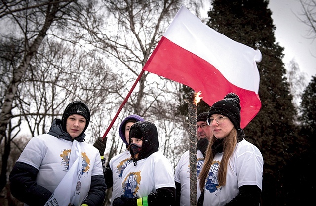 	Uczestnicy sztafety przekazywali sobie światło pokoju. 