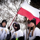 	Uczestnicy sztafety przekazywali sobie światło pokoju. 