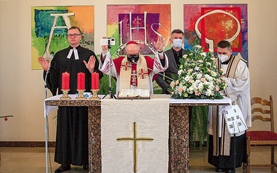 ▼	Końcowe błogosławieństwo.  Od lewej:  ks. Wojciech Pracki,  bp Andrzej Czaja, pastor Mariusz Muszczyński,  ks. Zygfryd Glaeser.