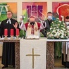 ▼	Końcowe błogosławieństwo.  Od lewej:  ks. Wojciech Pracki,  bp Andrzej Czaja, pastor Mariusz Muszczyński,  ks. Zygfryd Glaeser.
