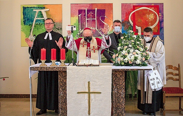 ▼	Końcowe błogosławieństwo.  Od lewej:  ks. Wojciech Pracki,  bp Andrzej Czaja, pastor Mariusz Muszczyński,  ks. Zygfryd Glaeser.