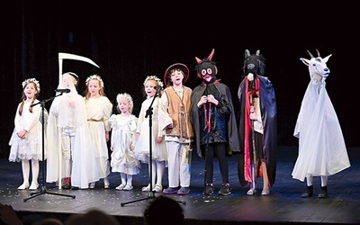 Dzieci na scenie teatralnej ŚOK.