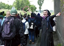 Siostra Gabriela Mickiewicz zaraża uśmiechem. Także  na pielgrzymce, która dla niej jest obrazem zakonnego życia.  – Moje szczęście polega na tym, żeby umieć przyjąć każdy  dzień, chociażby nie przychodziło to z łatwością, i jeszcze się tym ucieszyć. Uwielbiam dostawać prezenty, a każdy dzień jest prezentem od Boga – mówi elżbietanka.