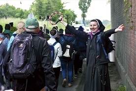 Siostra Gabriela Mickiewicz zaraża uśmiechem. Także  na pielgrzymce, która dla niej jest obrazem zakonnego życia.  – Moje szczęście polega na tym, żeby umieć przyjąć każdy  dzień, chociażby nie przychodziło to z łatwością, i jeszcze się tym ucieszyć. Uwielbiam dostawać prezenty, a każdy dzień jest prezentem od Boga – mówi elżbietanka.